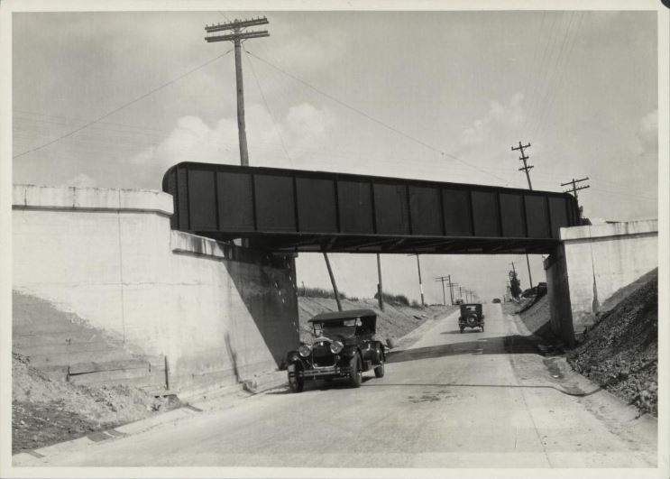 1924 Parkard at RR underpass 2 miles west of Fort Wayne